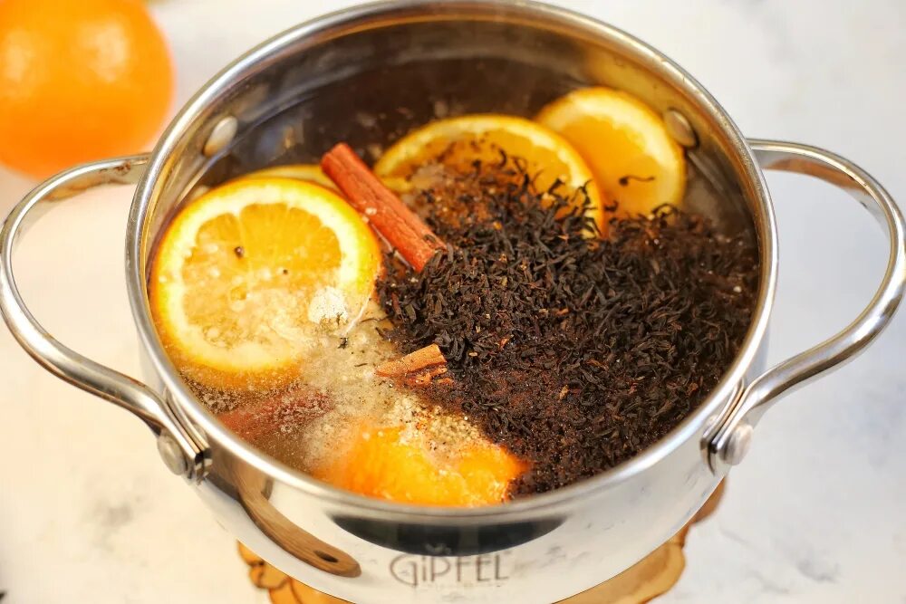 Масала рецепт. Масала с апельсином. Цедить чай масала. Апельсиновый сбитень в кастрюле. Чай с апельсином черно белое.