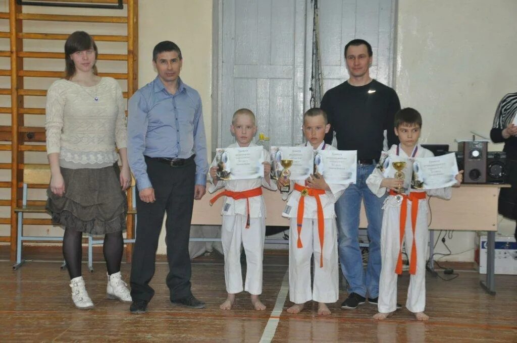 Анкос лысьва. Дом спорта лысьва. Рост лысьва. Лысьва пермский край школьники. Магазин семья лысьва.