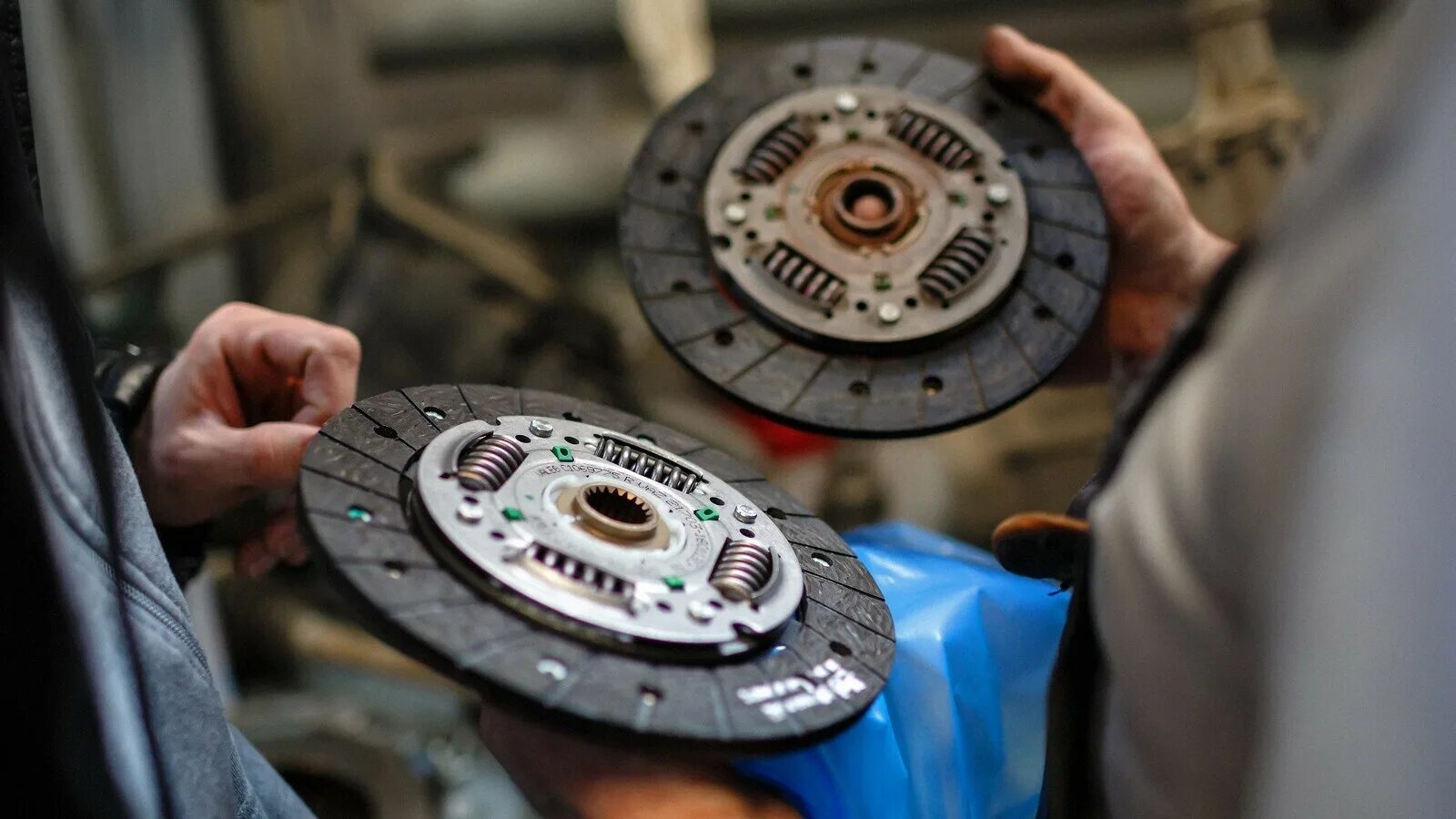 Сцепление на скорости. Сцепление f13 изитроник. Сцепление на скорости. Сцепление камаз 43118 евро. Сцепление на скорости.