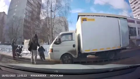 Ребенка кинули в сугроб