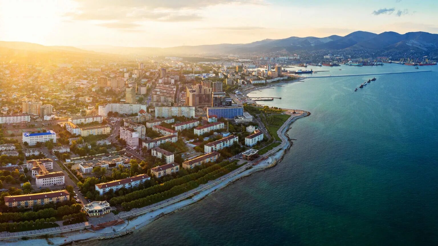 новороссийск панорама. новороссийск достопримечательности примечательности. набережная новороссийска бухта. современный новороссийск. новороссийск набережная адмирала серебрякова.