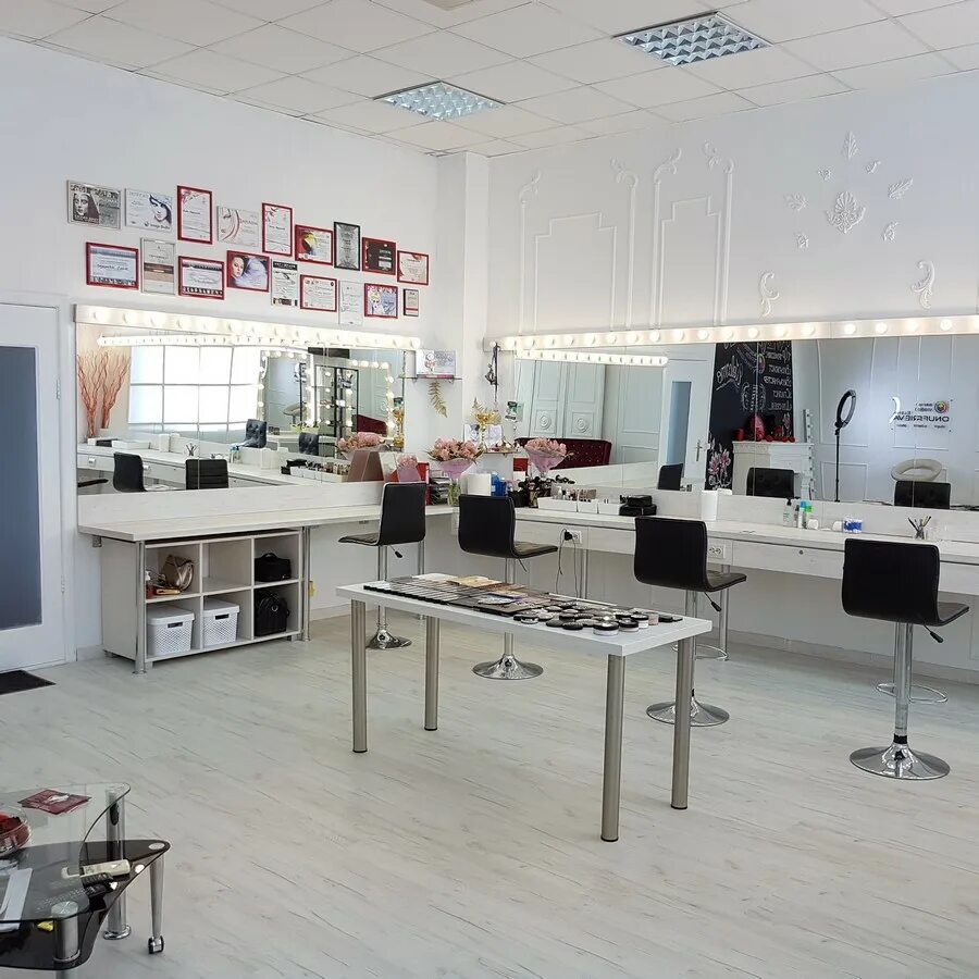 Маленькая студия для визажа. Интерьер студии мейкап. Салон гримерка красногорск. Студия визажа интерьер. Школа макияжа makeup point интерьер москва.