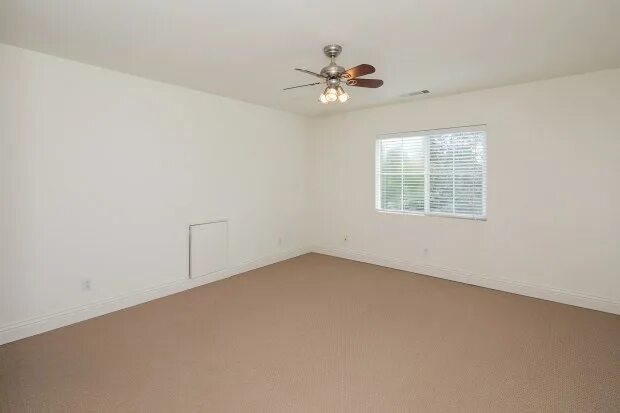 Одна в пустой комнате. Bare room. Åhus — scandinavian spaces. Bare room. Bare room.