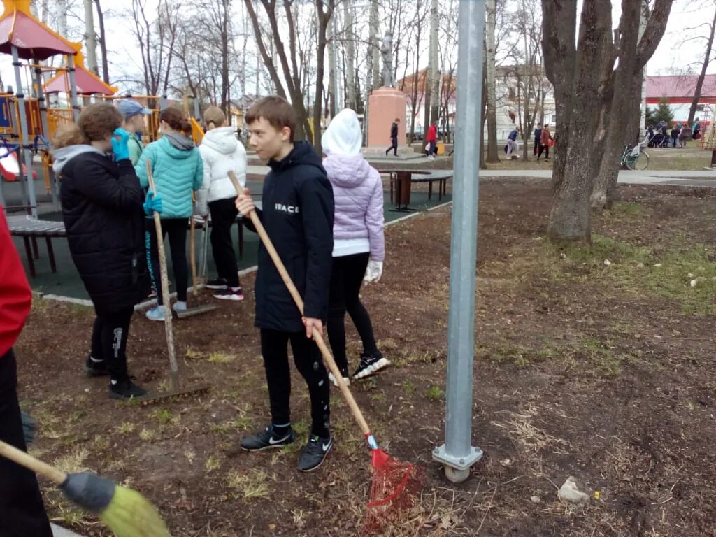 Субботник в школе отчет. Субботник в школе. Школьный субботник техничка. Субботник в Таганском парке. Субботник гимназия 1538.