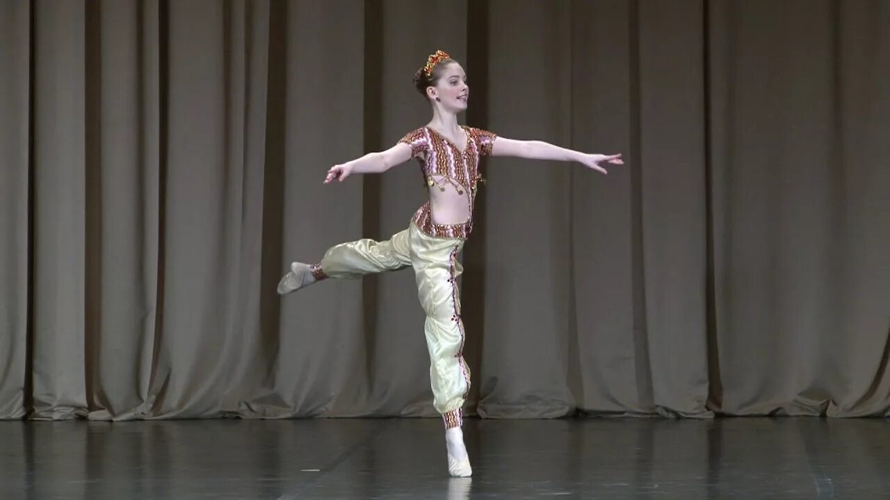 Джордан кутс. Мэй нагахиса балерина. Балет корсар вариация медоры. Одалиска из балета корсар. Балет корсар, вариация одалиски.