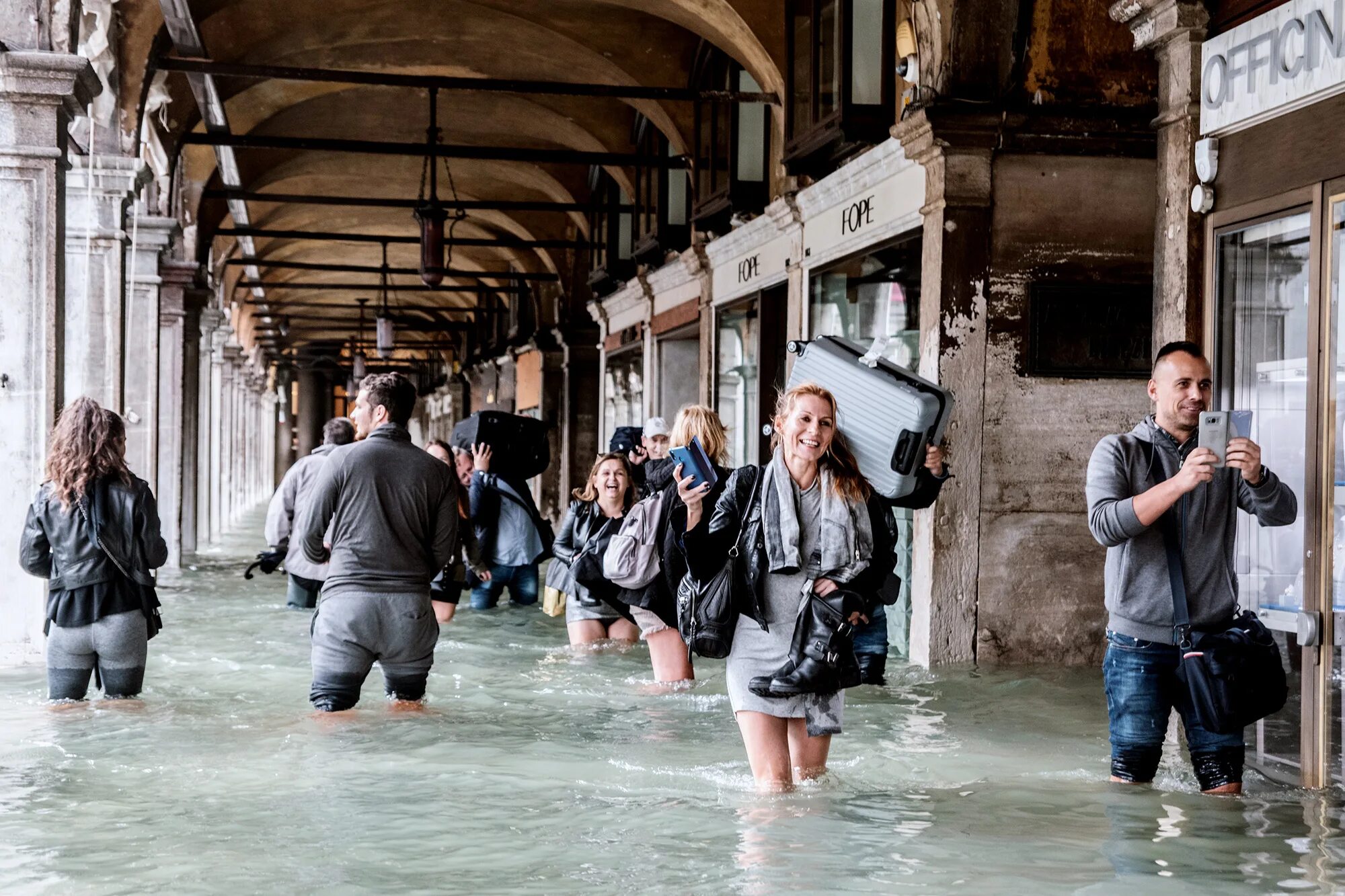 Условия жизни в италии. Венеция Италия наводнение. Наводнение в Венеции 2019. Венеция люди. Климат Венеции.