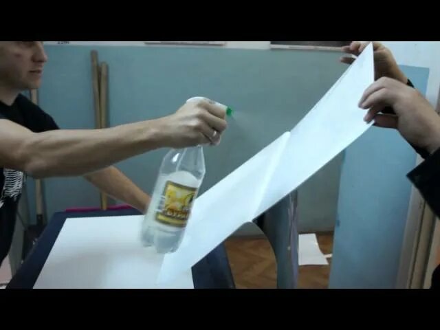 Наклеить пленку стекло пузырей. Наклеить защитное стекло на телефон. Пузыри на пленке телефона. Наклеить защитное стекло. Приклеить защитное стекло на телефон.