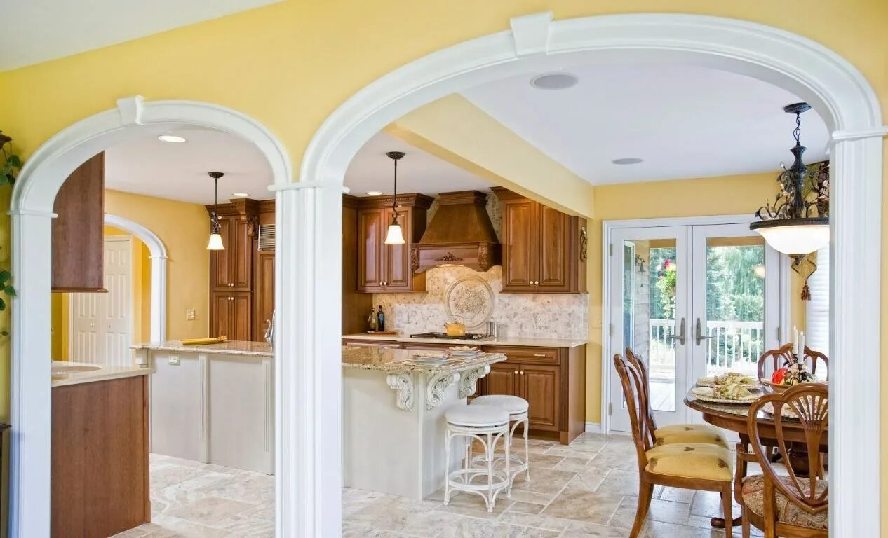 Кухонные арки. Арка в интерьере кухни. Кухня гостиная. Проем из кухни в гостиную. Красивая арка между кухней и гостиной.