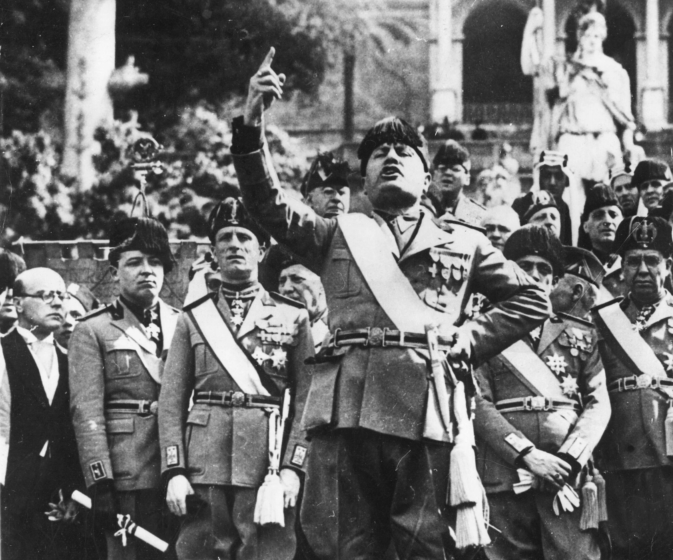 Армия муссолини. Бенито муссолини зига. Дуче фашизма бенито муссолини. Бенито муссолини 1919. Поход на рим муссолини в 1922.