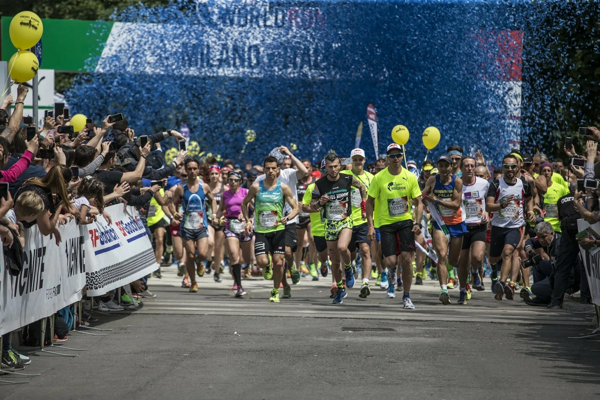 Ворлд ран. Флаг бегового клуба. Флаг для бега. World Run. Wings for Life World Run.