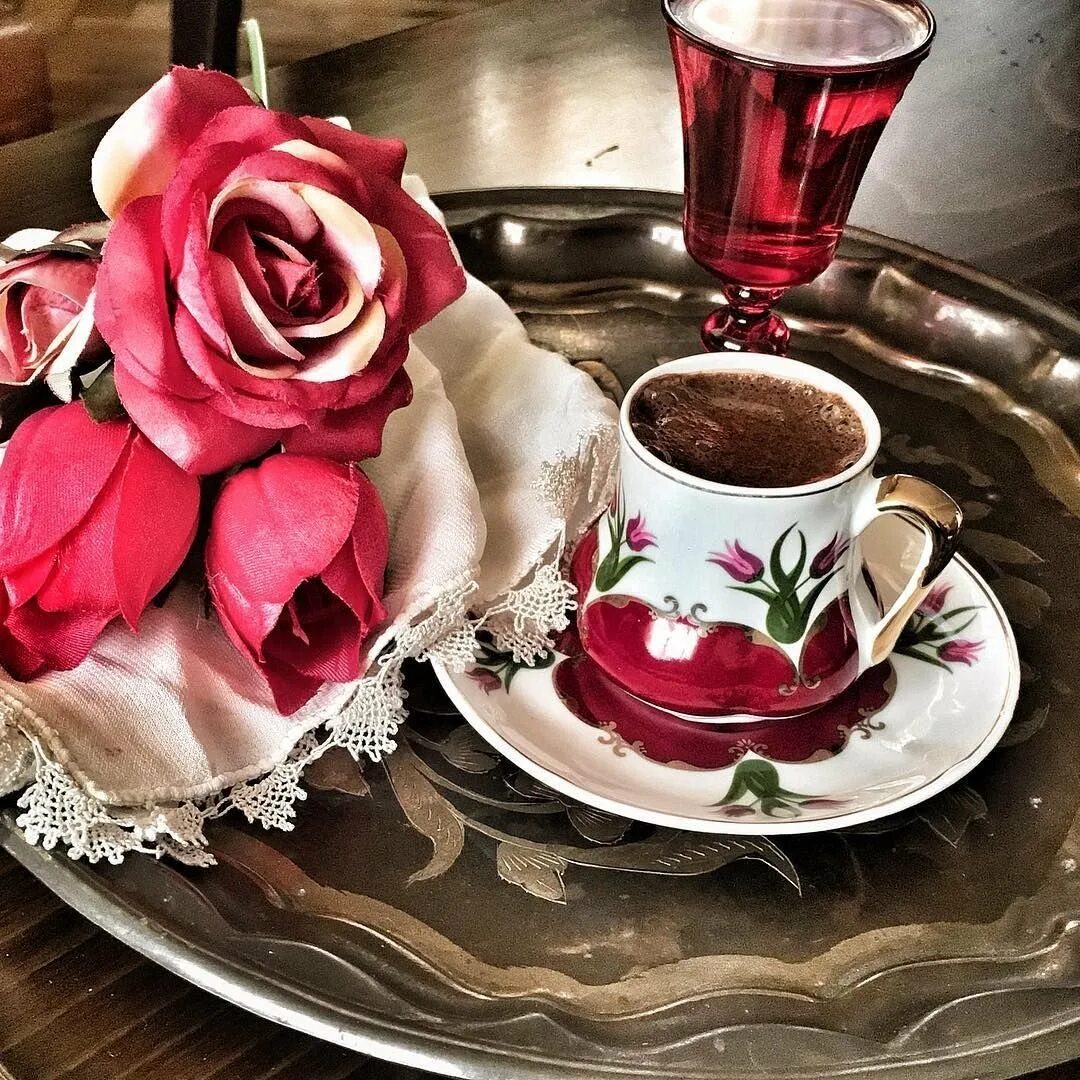 Картинка доброе утро с кофе и цветами. Кофе розы пирожные. Чашечка кофе и цветы. Кофе с цветами.