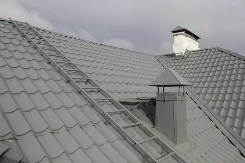 Лестница на крышу из металлочерепицы