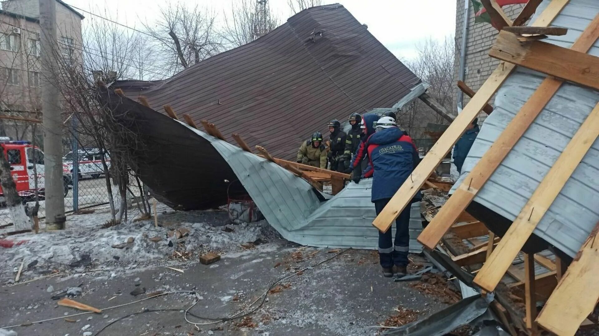 На крыше. Снесло крышу ветром. Крыша улетела. Кровля. Сорвало крышу ветром