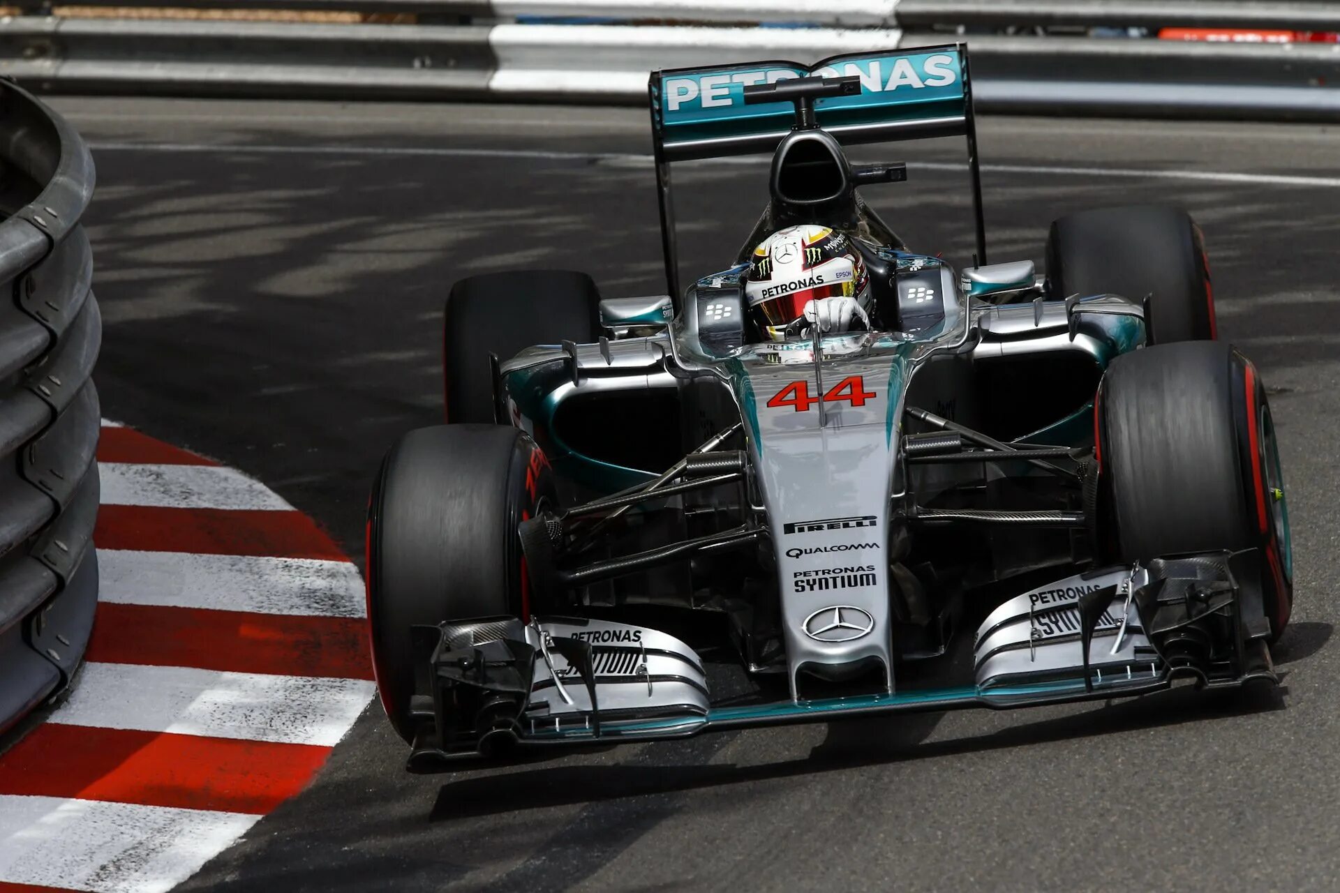 Mercedes f1. Мерседес ф1 2015. Mercedes f1 w06 Hybrid. Болид f1 Mercedes.