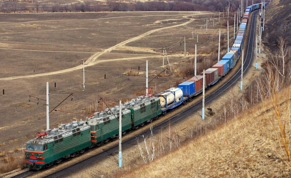 Железная дорога товарная. Грузовой поезд вл80с 1915. Вл80с-1221. Вл 80 контейнерный поезд. Вл80 Узбекистан.