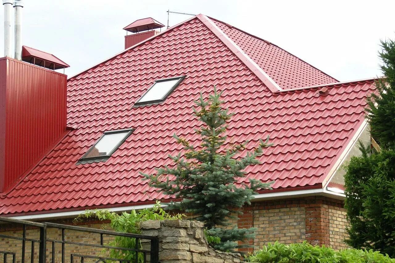 Крыша дома из металлочерепицы