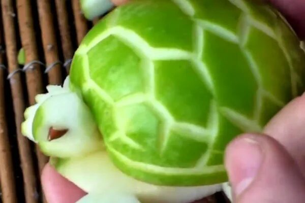 Можно черепахам яблоки. Карвинг из яблока черепаха. Поделка из яблок черепаха. Черепаха съедобная из яблок. Черепахи из яблока из фрукт.