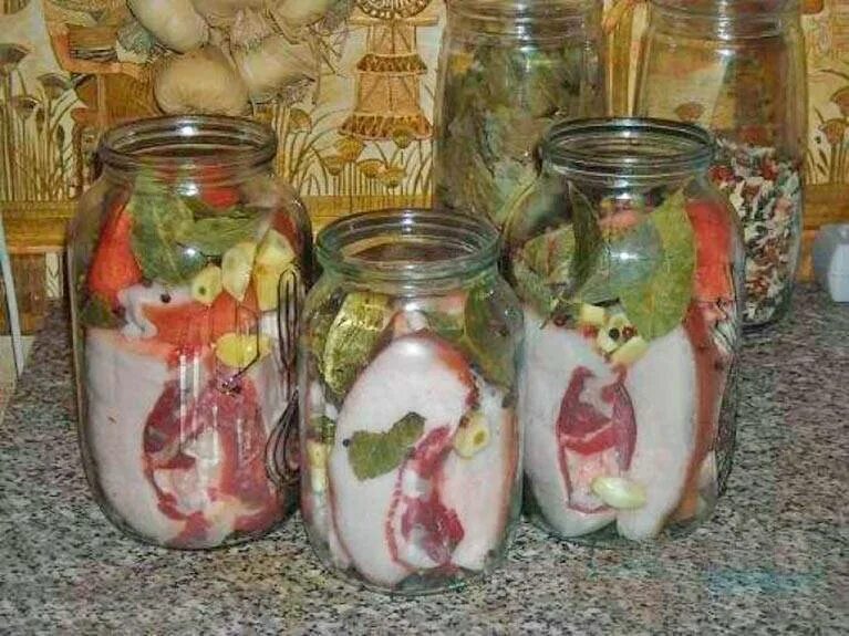 Сало в рассоле в банке самый вкусный. Консервирование сала в банках. Сало на зиму в банках в рассоле. Сало в банках. Консервирование сала в банках.