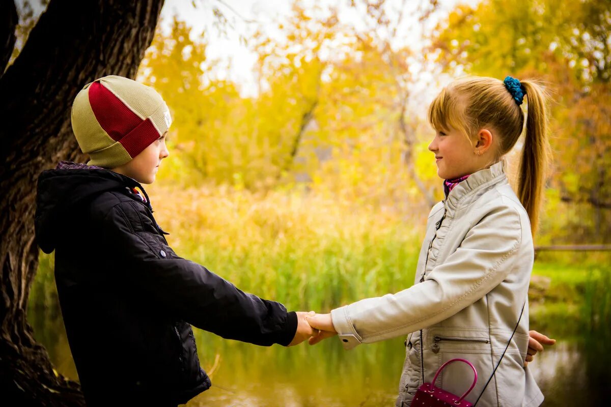 детский поцелуй. мальчик и девочка романтика. любовь к ребенку. дружба мальчика и девочки. сценарий детская любовь.