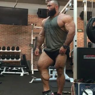Бодибилдер с большими ногами