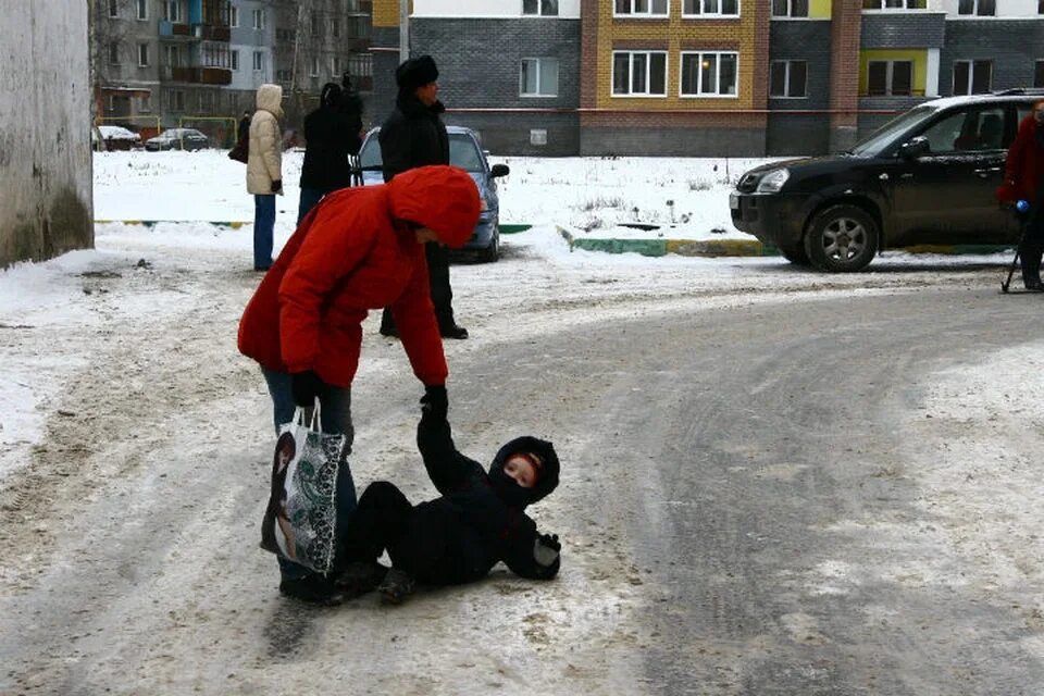 Скользко на улице. Гололед. Травматизм на улице. Гололед на улице. Помогите гололед