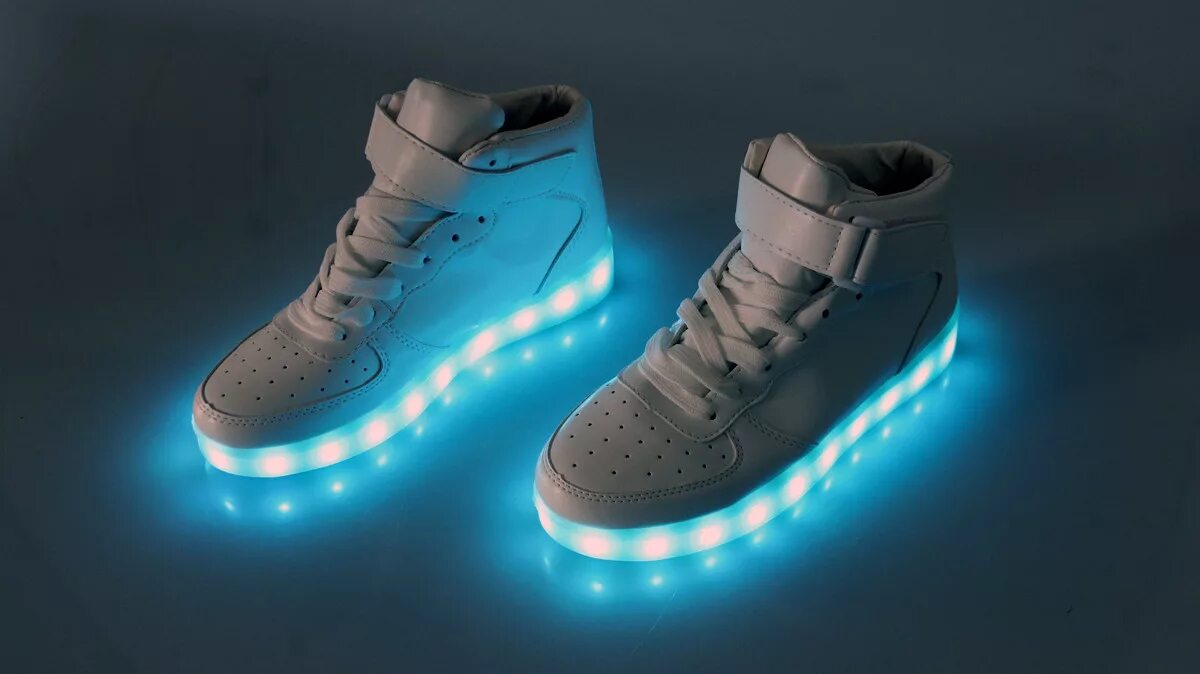 Светящиеся кеды. Кеды со светящейся подошвой. Светящиеся кроссовки найк. Светящиеся кроссовки найк мужские. Светящиеся кроссовки белые.