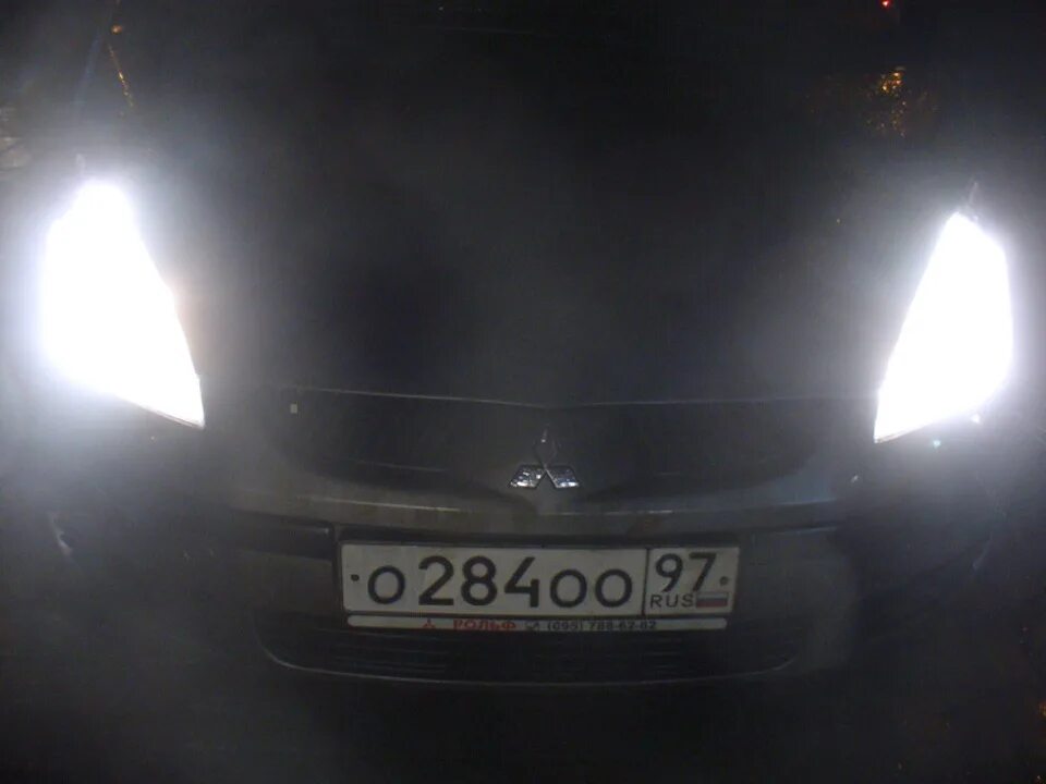 Mitsubishi colt 2003 лампочки ближнего света. Митсубиси кольт лампа ближнего света. Ближний свет митсубиси кольт. Ближний свет митсубиси кольт. Лампы ближнего света мицубиси кольт 2008.