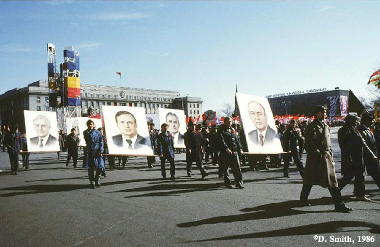 Иркутск 1986 год. 1 Мая 1986. Первомайская демонстрация в СССР 1980. Майская демонстрация в СССР фото Иркутск. 1 мая 1988