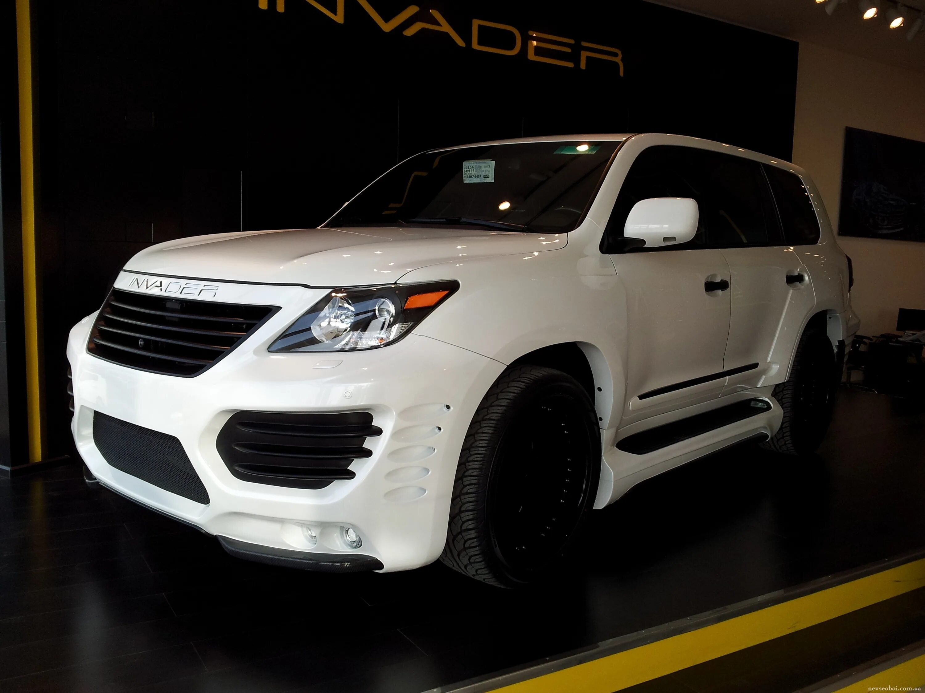 Invader invader speed up. Лексус 570 инвайдер. lexus lx 570 invader. лексус 570 в обвесе инвайдер. обвес invader lexus lx570.