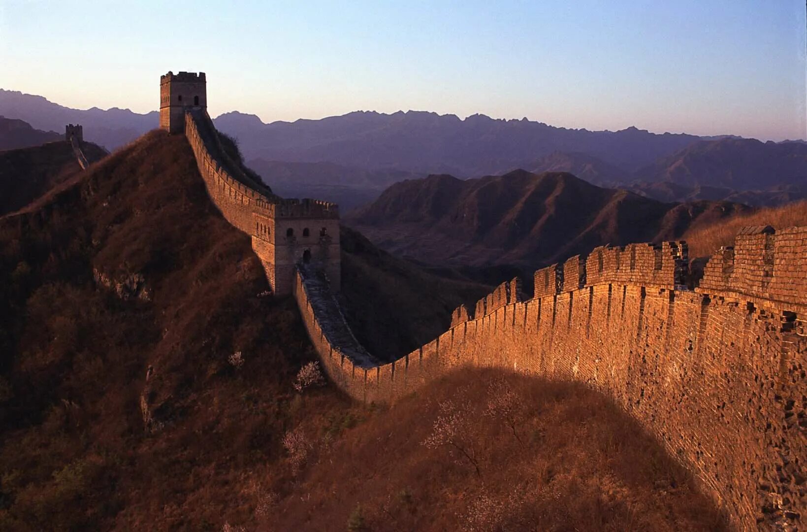 Какая была китайская стена. Китай Великая китайская стена. Великая китайская стена Хубэй. Великая китайская стена сбоку. Великая китайская стена 1987.