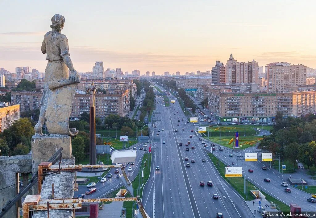 Гагаринский проспект Москва. Ленинский проспект Гагаринский район. Площадь Гагарина Ленинский проспект. Памятник Гагарину на Ленинском проспекте.