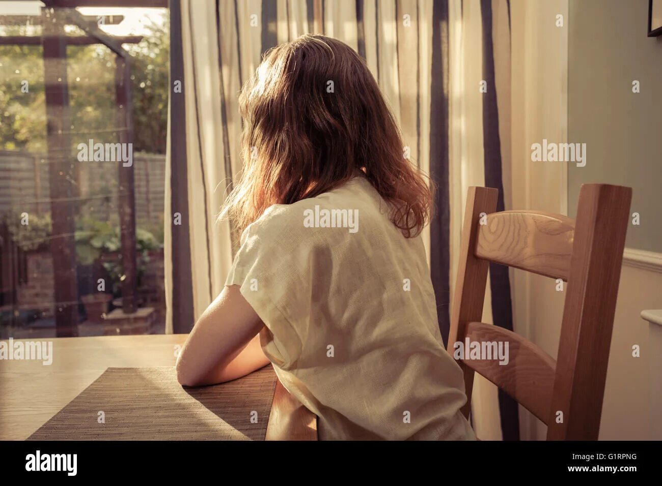 Шатенка со спины. Девушка шатенка со спины. Девушка ноги на столе. Девушка сидит за столом спиной. Стол на спине девушки.