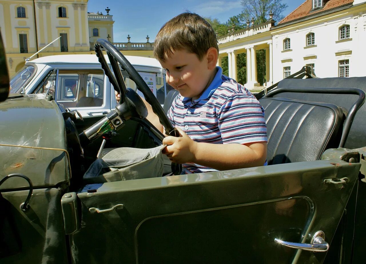 Машинами увлекаешься. Увлечение автомобилями. Водитель фото для детей. Радостный мальчик. Радость мальчик картинки.