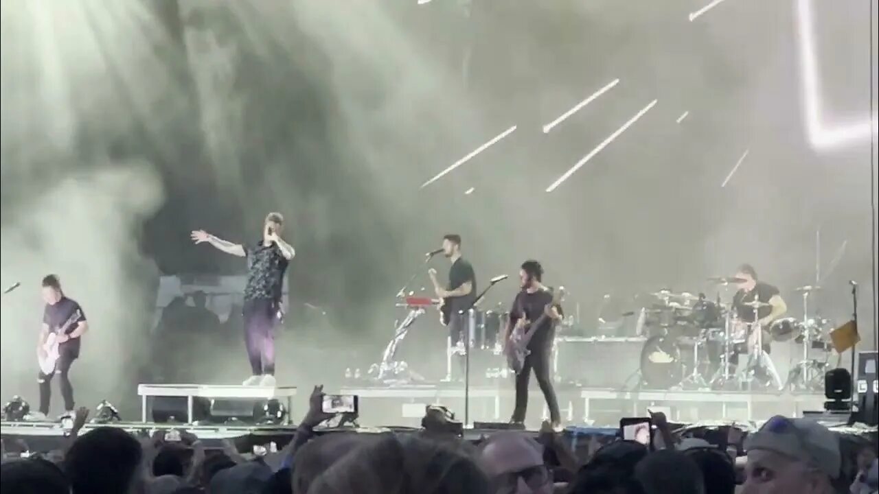 Papa roach between. Papa roach 2025. papa roach 2025 live. papa roach 2000 between angels. papa roach ego trip 2025.