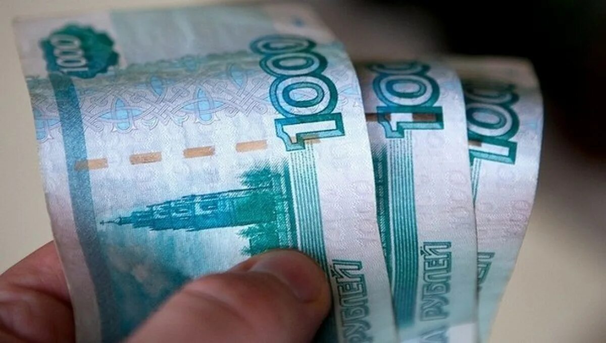 3 Тысячи рублей. 3000 Рублей на столе. Деньги 3000 рублей. Фото денег 3000 рублей. 10 3 тыс рублей