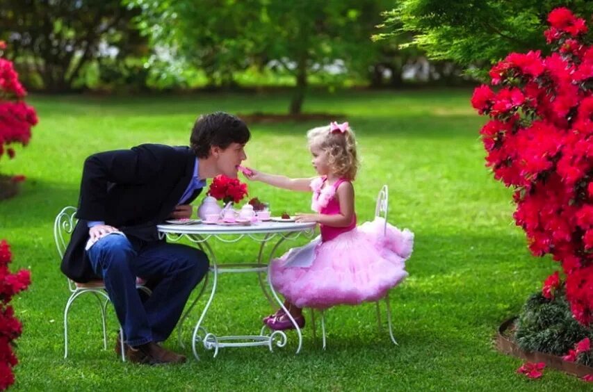 Семья пересаживает цветы. Мама пересаживает цветочек. Папа дочки растение. Папа обнимает дочку. Детям о папе.