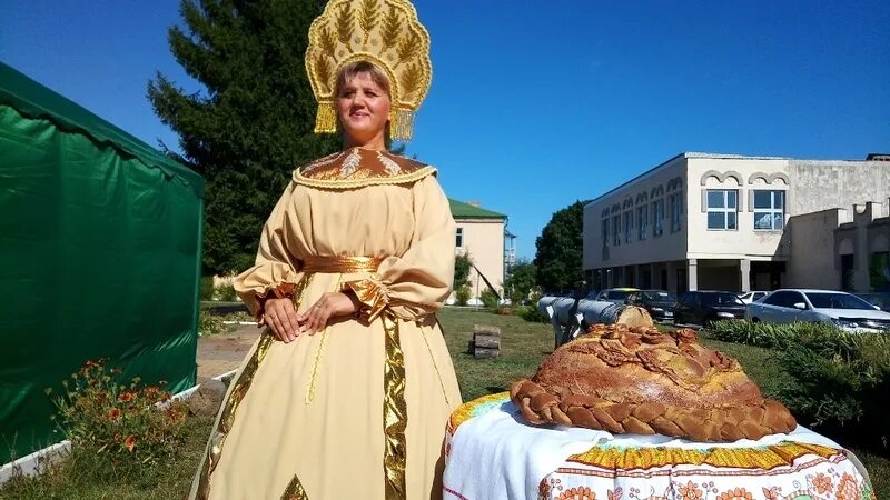 Село Мелихово Белгородская область. Хлебный фестиваль. Гастрономический фестиваль «хлебный спас» Тверь. Мелихово пекарня Корочанский район. Танечка угости бабушку своим пирогом