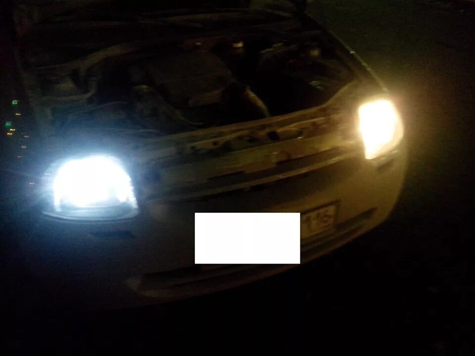 Лампочки в фары рено симбол. Рено дастер лампочки в фаре 2014. Лампочки в фары рено симбол. Рено логан 1 1. Лампа ближнего света рено логан 1.