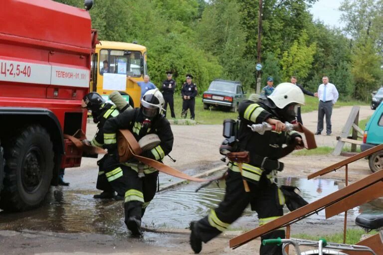 Боевые действия проводимые после пожаров. Действия по тушению пожаров. Боевые действия по тушению пожаров. Боевое развертывание. Пожарные в действии.