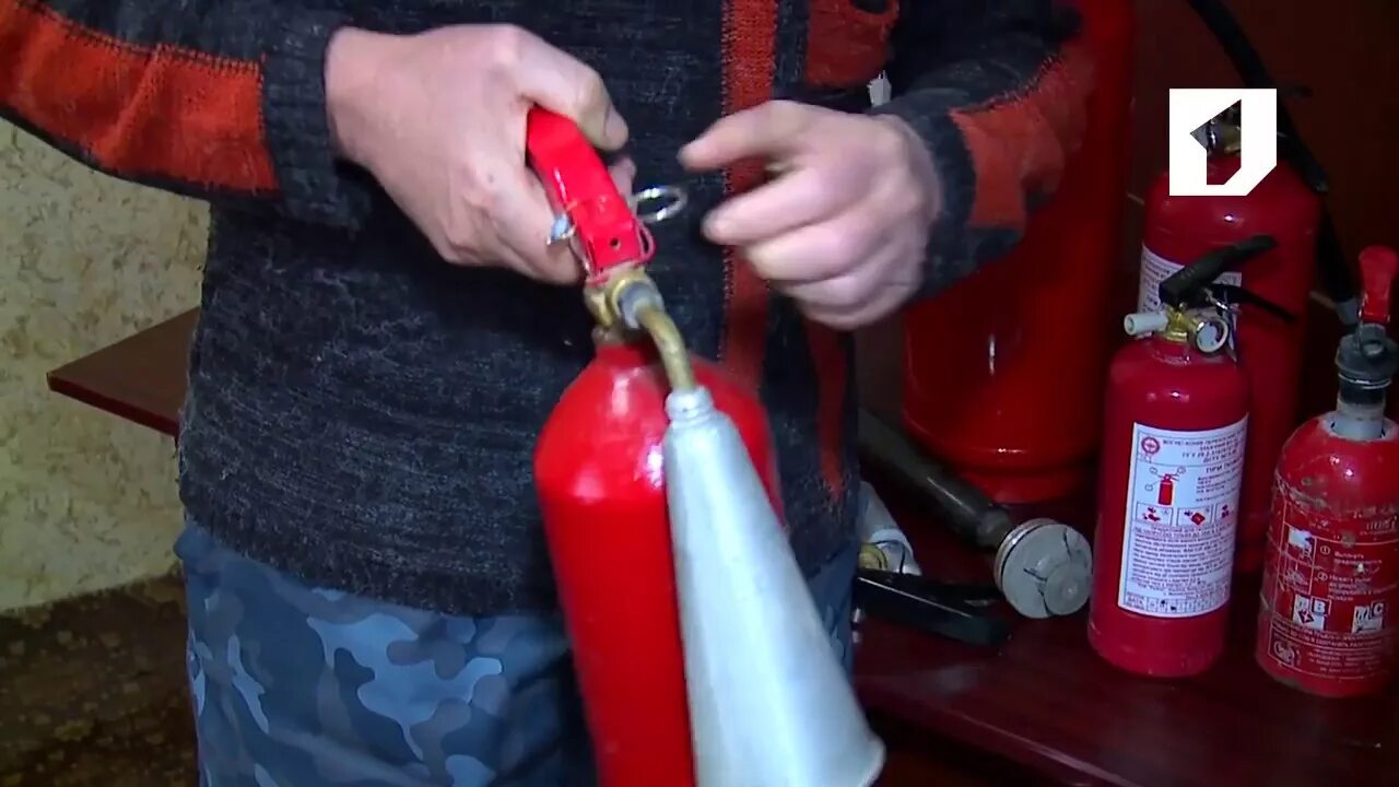 Самые большие огнетушители пожаротушения. Огнетушитель автомобильный артикул. Огнетушитель корейский. Огнетушитель в действии. Тушение пожара углекислотой.