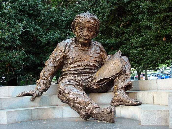 Памятник эйнштейну. Памятник эйнштейну в вашингтоне. памятник эйнштейну седур. памятник формуле эйнштейна.