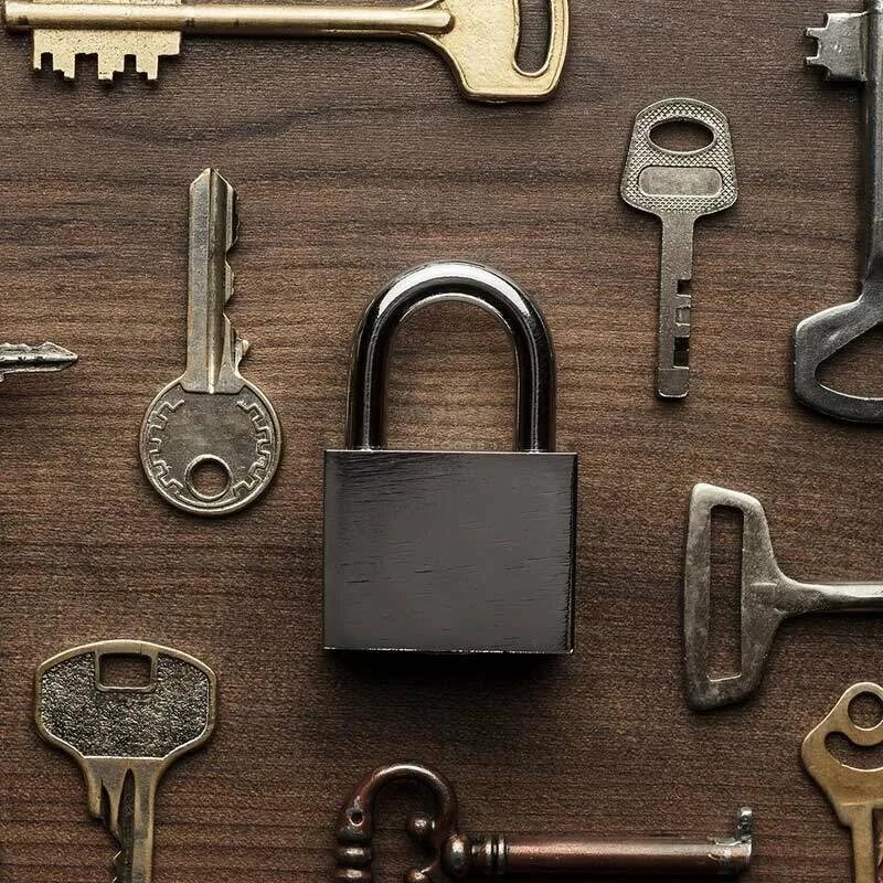 Замок с ключиком. Смайлик замок и ключ. Key in the keyhole. Эмодзи замок. Ключ в двери.