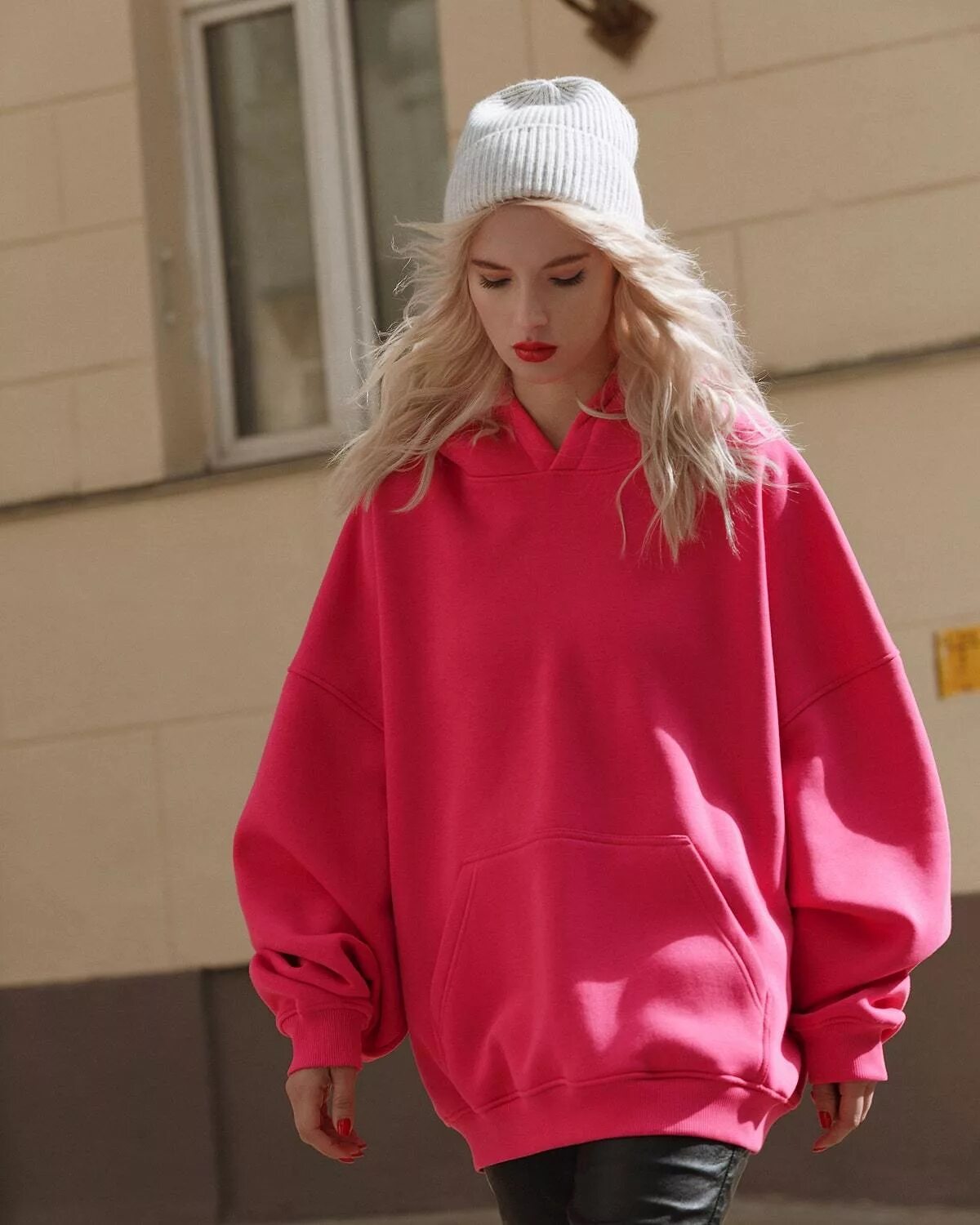 Толстовка женская оверсайз. Оверсайз одежда. Вещи оверсайз женские. Стиль одежды 2022 оверсайз. Оверсайз аутфит.