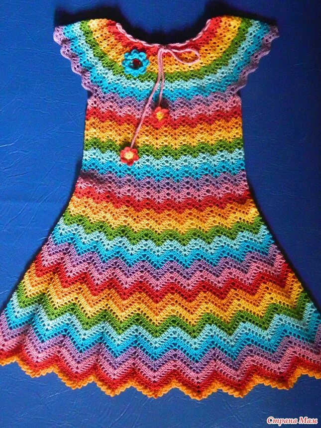 Платье из пряжи для девочки. Детские платья из секционной пряжи. Детское вязаное теплое платье. Платье спицами для девочки 3 лет. Платье из ярнарт фловерс.