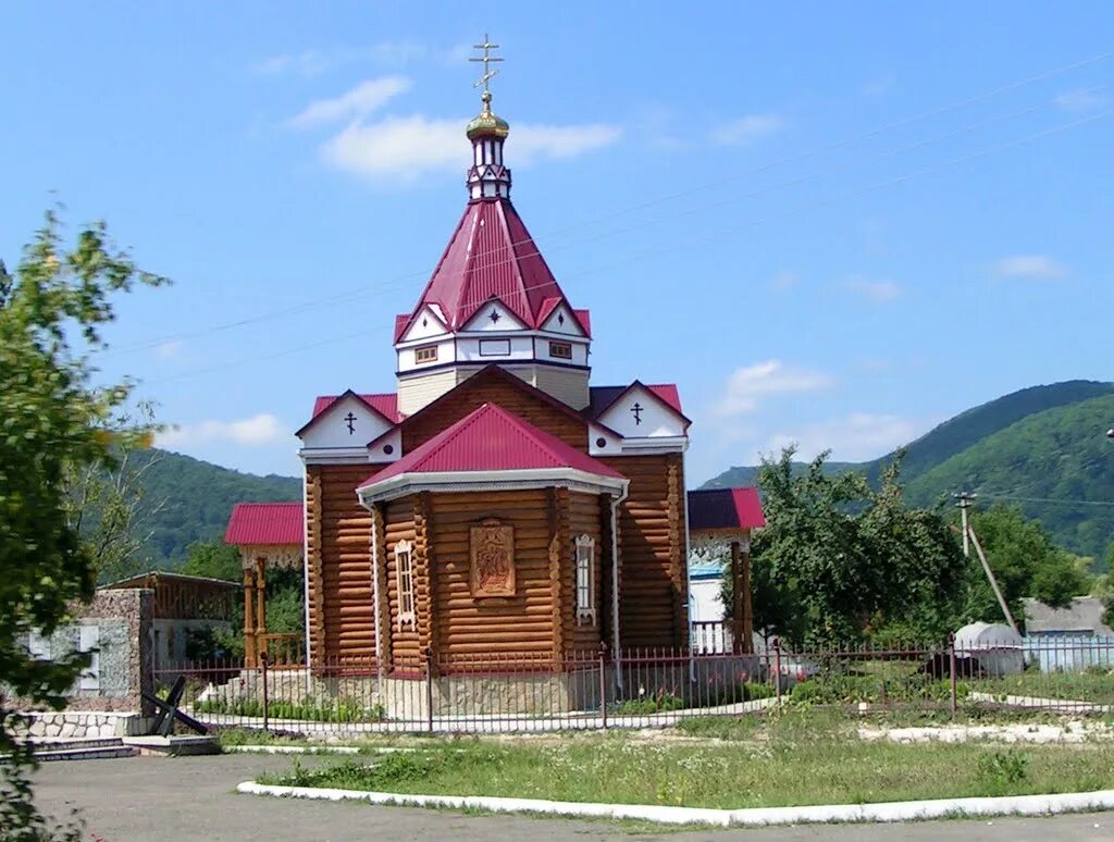 Посёлок Каменномостский Адыгея. Посёлок Каменномостский Майкопский район, Республика Адыгея. Храм в Адыгее Каменномостский. Храм Димитрия Солунского Адыгея.