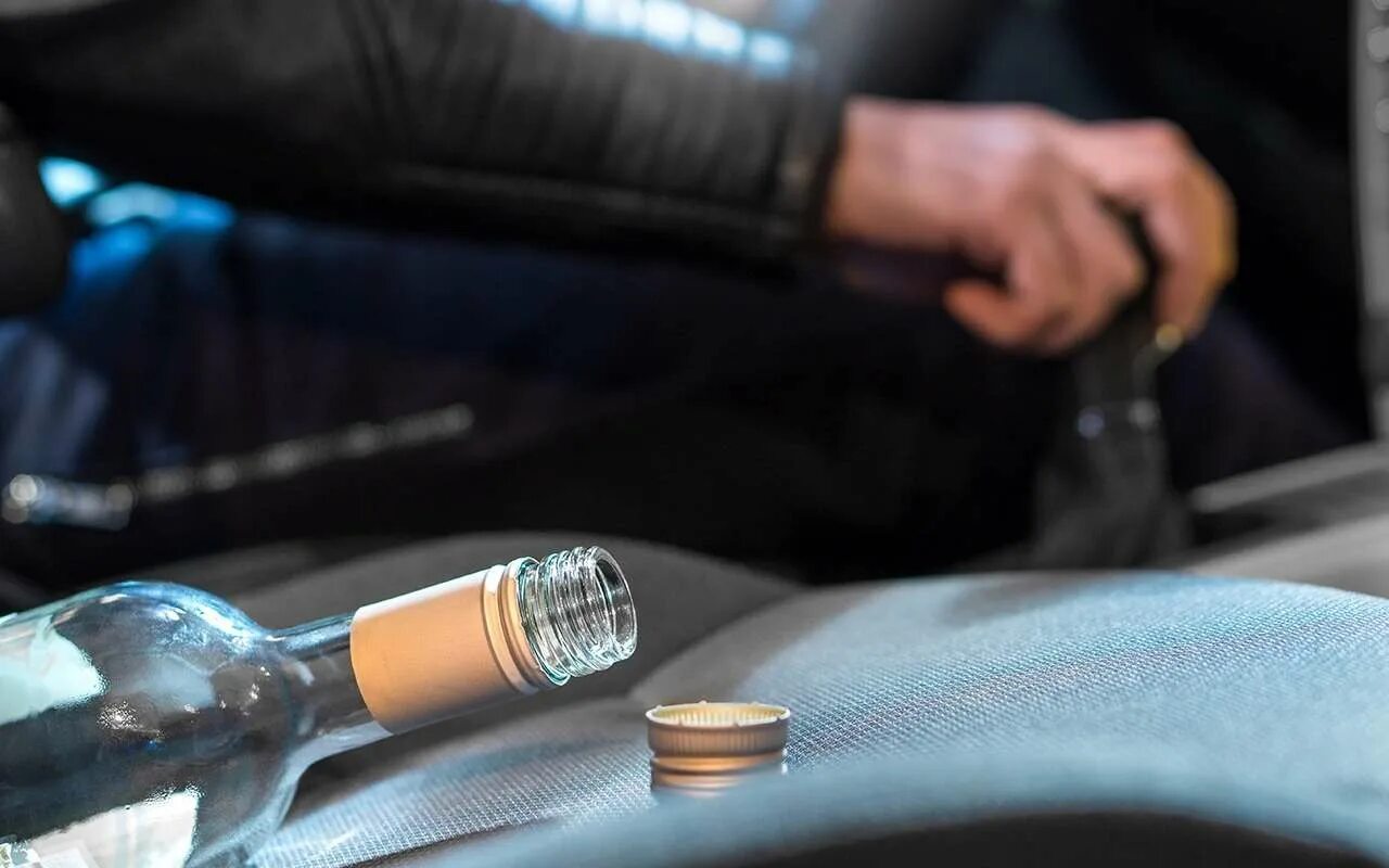 Алкоголь и автомобиль. Пьяный за рулем. Пьяная езда. Пьяный водитель. Алкоголь значок.