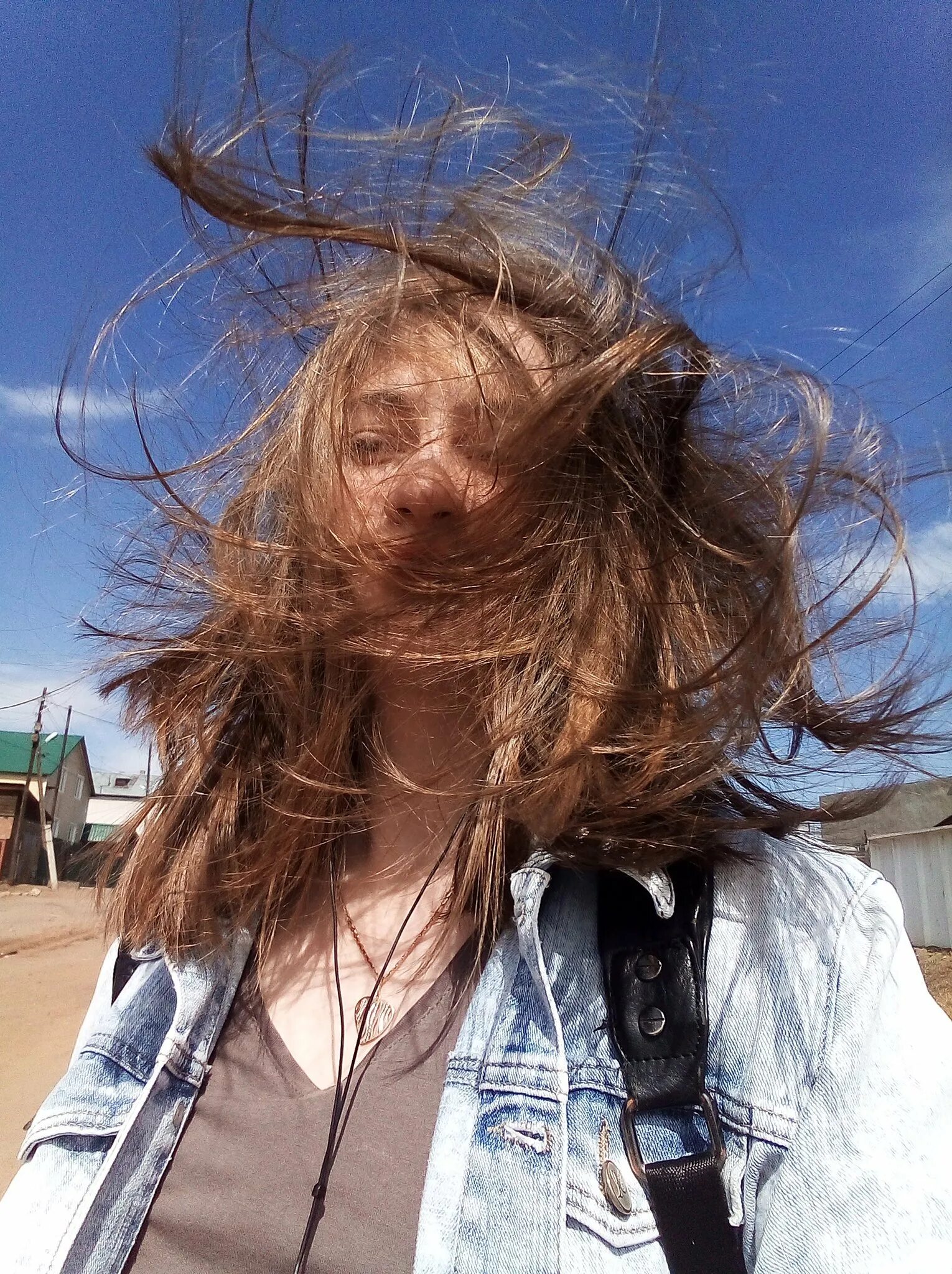 Волосы на ветру. Девушка с растрепанными волосами. Сильный ветер волосы.