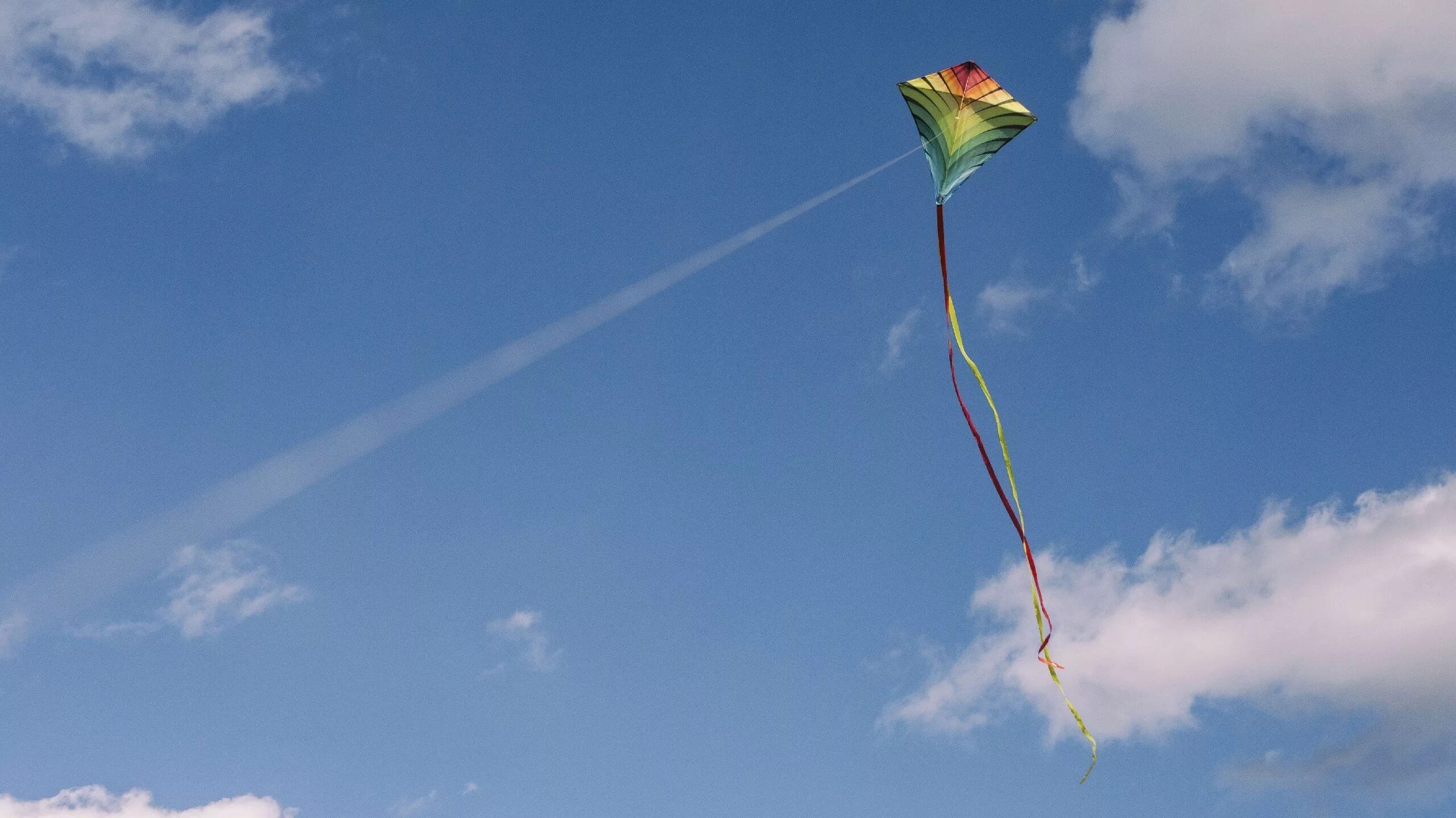 Fly with the wind. Воздушные змеи. Летучий змей. Бумажный змей. Воздушный змей в небе.