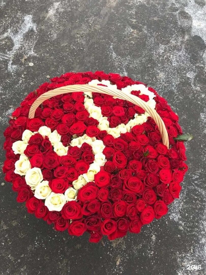 композиция сердце из цветов. красивый букет. букет в виде сердца. букет на день рождения в феврале. креативный букет.