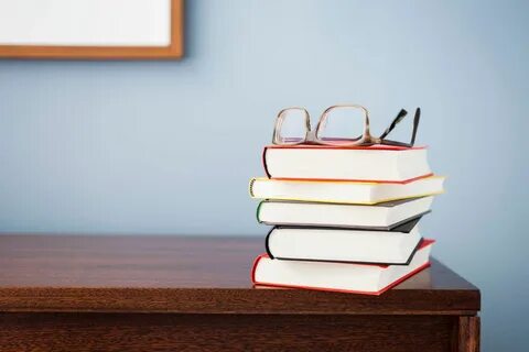 Книга на столе на английском языке